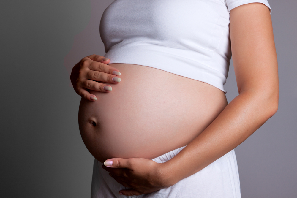 Barriga de mujer embarazada, ilustrando cómo el estrés materno durante el embarazo puede afectar la salud emocional del bebé.